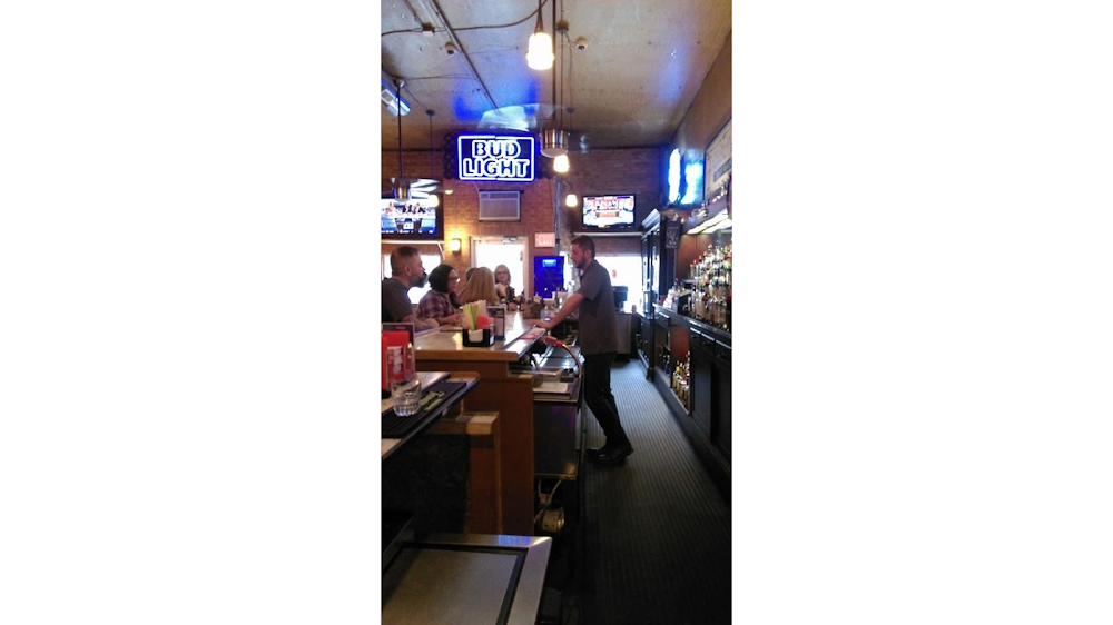 Cricket’s 7th St. Bar & Grille